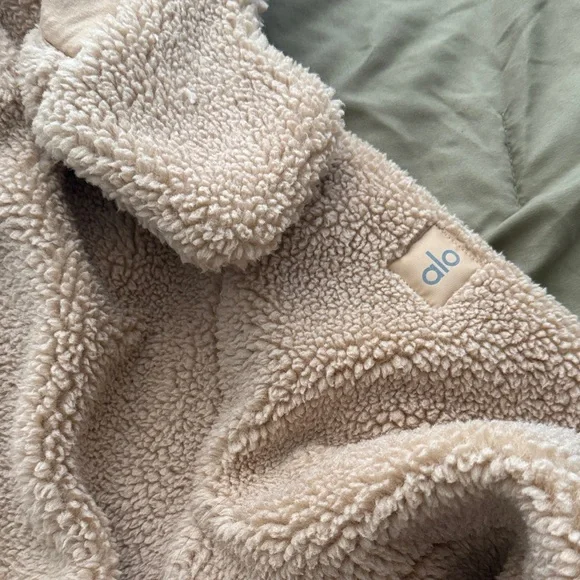 ALO Yoga women’s Beige Sherpa Hoodie Jacket - Picture 3 of 5